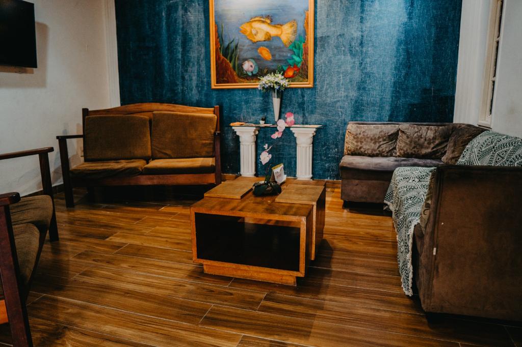 Sala de estar da Pousada Garoupa com sofás e TV
