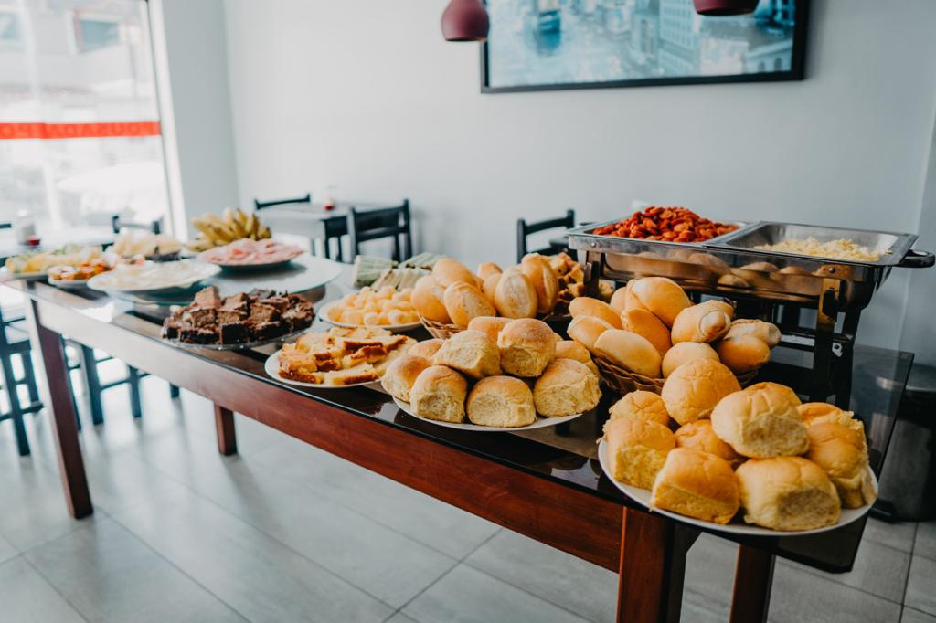 Buffet do café da manhã opcional com pães e frios