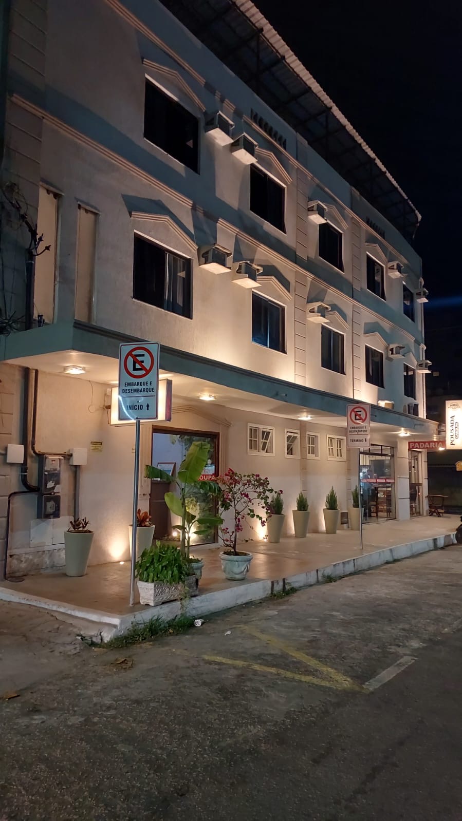 Fachada iluminada da Pousada Garoupa à noite