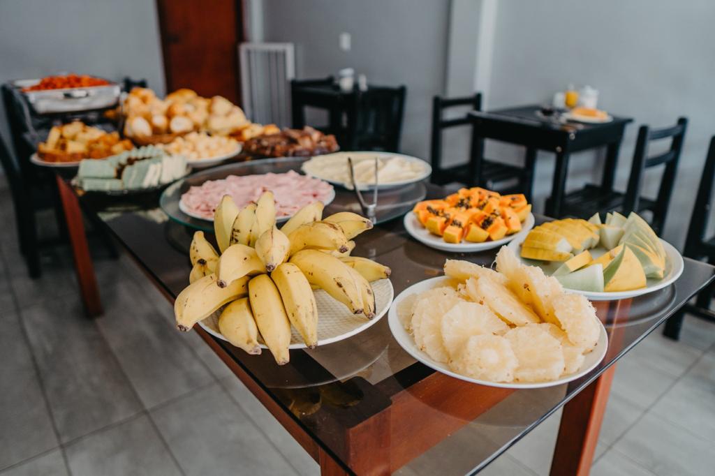 Mesa de frutas do café da manhã opcional da Pousada Garoupa